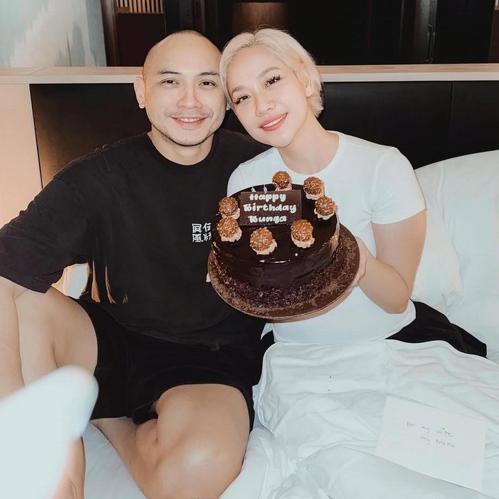 <p>BCL membagikan momen perayaan ulang tahunnya tersebut di media sosial. Dalam salah satu foto, pelantun lagu Cinta Sejati ini mengunggah momen romantis bersama suaminya Tiko Aryawardhana. Melalui unggahannya, BCL menuliskan rasa terima kasih kepada sang suami karena sudah diberikan kejutan ulang tahun. "Terima kasih my annoyingly cute husband @tikoaryawardhana sudah menyiapkan kejutan yang indah ini untukku beserta pre birthday dinner dan spa treatmentnya," tulis BCL di Instagram. (Foto: Instagram @itsmebcl)</p>