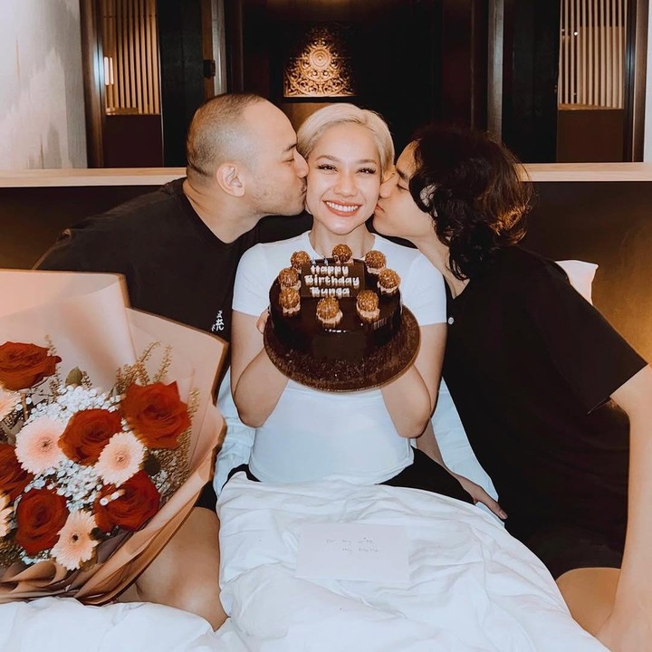 <p>Meski tak ada pesta meriah, BCL terlihat begitu bahagia mendapatkan kejutan dari orang-orang terkasih. "Ini adalah kejutan yang sangat indah, dan aku merasa sangat dicintai, dan sungguh sangat bersyukur," kata perempuan kelahiran Jakarta ini. (Foto: Instagram @itsmebcl)</p>
