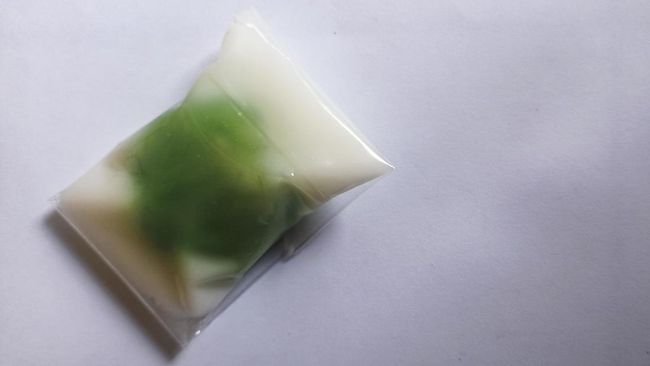 Bugis Mandi, kue tradisional dengan isian kelapa manis dan kuah santan gurih, kini viral. Kenali kelezatan dan sejarahnya di sini.