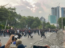 Demo Tolak UU TNI Memanas hingga Fasilitas di Grahadi Rusak