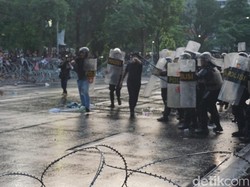 Polisi Kejar dan Bubarkan Pendemo Tolak UU TNI yang Anarkis di Grahadi