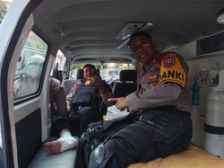 Demo Tolak UU TNI di Surabaya, Sejumlah Polisi Terluka Terkena Batu-Petasan