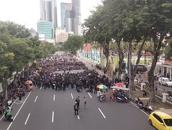 Pendemo Tolak UU TNI Duduki Jalan Depan Grahadi, Jalanan Surabaya Macet
