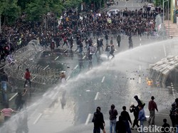 Video: Demo Tolak UU TNI di Surabaya Ricuh, Polisi Semprotkan Water Cannon