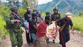 FOTO: Evakuasi Guru Korban Pembunuhan KKB di Yahukimo