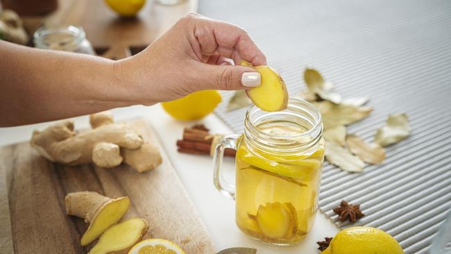 Minum air jahe lemon jadi tren gaya hidup belakangan. Tapi, apa yang terjadi pada tubuh saat rutin meminum minuman tersebut?