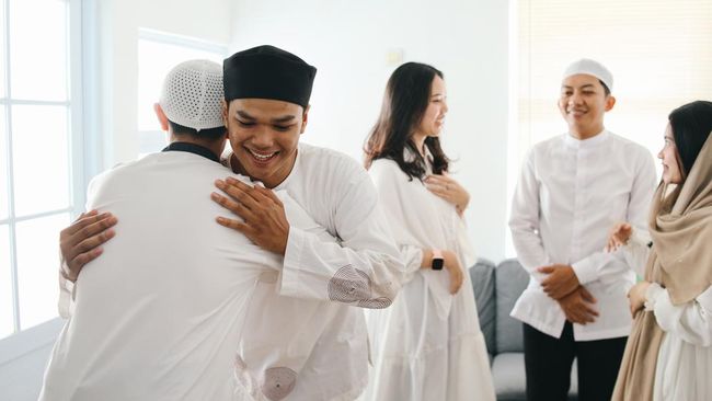 Selain saling memaafkan, halal bihalal juga diisi dengan doa bersama. Berikut beberapa contoh bacaan doa saat halal bihalal Idul Fitri.