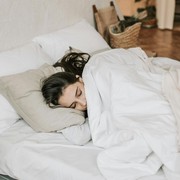 Makanan dan Minuman yang Baik Dikonsumsi untuk Membantu Tidur Lebih Nyenyak