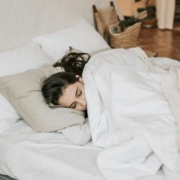 img-title Makanan dan Minuman yang Baik Dikonsumsi untuk Membantu Tidur Lebih Nyenyak