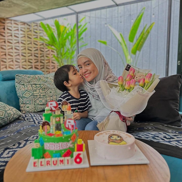 <p>Namun, ternyata bukan hanya Intan. Mereka juga merayakan ulang tahun Si Bungsu Elrumi yang baru menginjak usia 6 tahun tepat di hari yang sama dengan Sang Bunda. (Foto: Instagram@intan_nuraini23)</p>