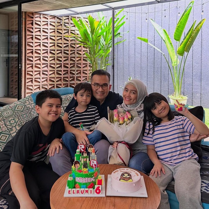 <p>Momen perayaan ulang tahun itu dibagikan langsung oleh Intan melalui beberapa potret yang diunggah di akun Instagram pribadinya. Pada postingan itu, terlihat Intan bersama keluarga merayakannya secara sederhana di rumah. (Foto: Instagram@intan_nuraini23)</p>