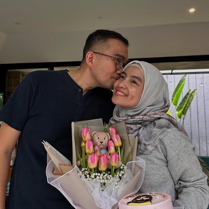 <p>Di hari istimewanya itu, sang suami juga memberikan kejutan berupa hadiah spesial untuk Intan. Ia diketahui membawakan sebuah bucket bunga tulip berwarna merah muda yang dilengkapi dengan boneka beruang di dalamnya. Romantis sekali, bukan? (Foto: Instagram@intan_nuraini23)</p>