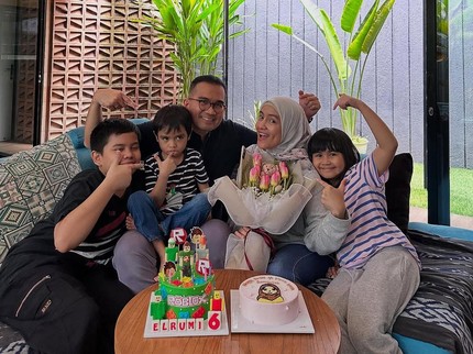 Jarang Terdengar, Ini Potret Intan Nuraini Rayakan Ultah ke-40 Bareng Suami dan Anak