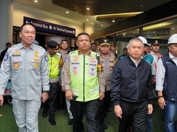 Kakorlantas, Menhub, Dirut JR-ASDP Sahur di Pelabuhan Merak, Pantau Arus Mudik hingga Subuh