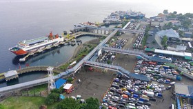 FOTO: H-7 Lebaran, Pemudik Padati Pelabuhan Merak hingga Gilimanuk
