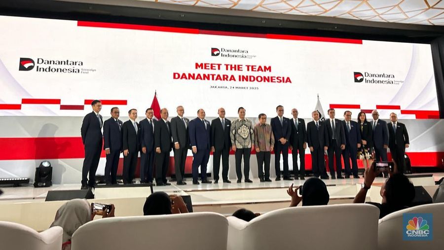 Kepala Badan Pengelola Investasi Daya Anagata Nusantara Rosan Perkasa Roeslani mengumumkan struktur kelembagaan Badan Pengelola Investasi (BPI) Daya Anagata Nusantara (Danantara Indonesia). (CNBC Indonesia/Mentari Puspadini)