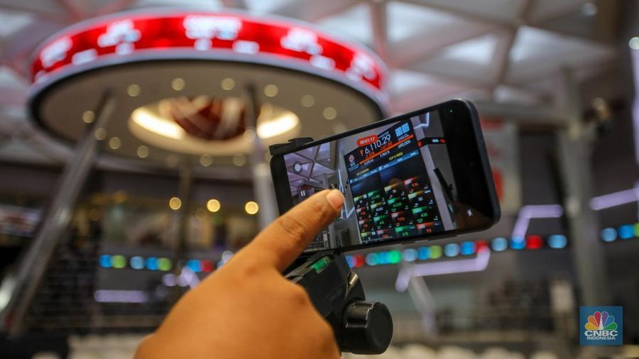 Layar menampilkan pergerakan Indeks Harga Saham Gabungan (IHSG) di Gedung Bursa Efek Indonesia (BEI), Jakarta, Senin (24/3/2025). (CNBC Indonesia/Faisal Rahman) Layar menampilkan pergerakan Indeks Harga Saham Gabungan (IHSG) di Gedung Bursa Efek Indonesia (BEI), Jakarta, Senin (24/3/2025). (CNBC Indonesia/Faisal Rahman)