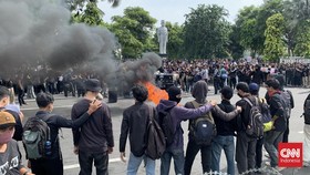 Demo Tolak UU TNI di Gedung Negara Grahadi Surabaya Memanas