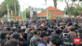 25 Peserta Aksi Tolak UU TNI di Surabaya Dibebaskan Polisi