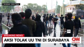 VIDEO: Aksi Tolak UU TNI di Surabaya Ricuh
