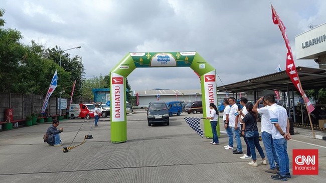 Seremonial mudik bersama dilalukan dengan melepas ratusan keluarga pengguna Daihatsu di Astra Daihatsu Motor, Sunter, Jakarta, Minggu (23/3).