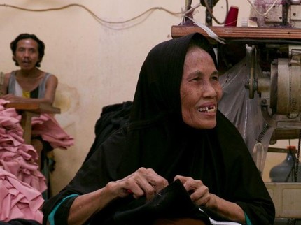 Nenek Pembuang Benang Lelah  Berpasrah Jadi Tulang Punggung Keluarga