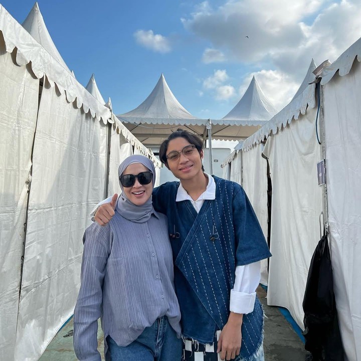 <p>Belum lama ini, Keisha juga menjadi pemeran utama dalam film terbarunya yang berjudul Komang. Okie pun terlihat hadir untuk mendukung sang putra. (Foto: Instagram@okieagustina_)</p>