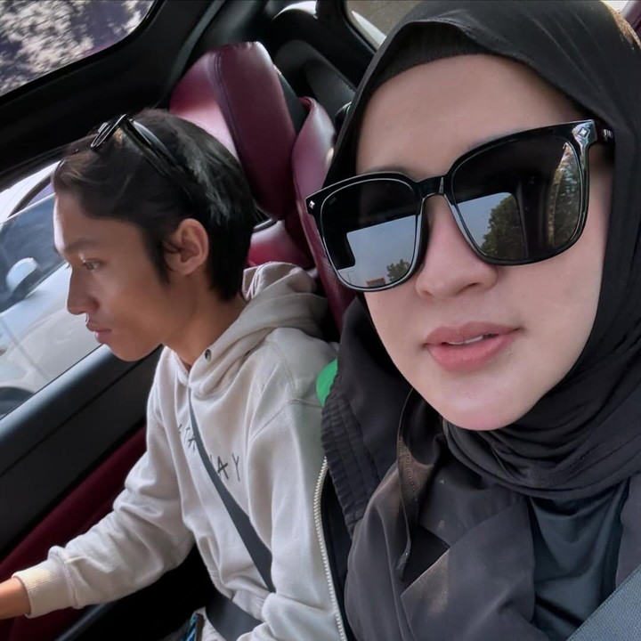 <p>Okie Agustina kembali mengabadikan momen bersama putra sulungnya dari pernikahan pertama dengan Pasha ‘Ungu’ yang bernama Keisha Alvaro. Ia mengaku bangga atas prestasi dan pencapaian yang telah diraih sang putra. (Foto: Instagram@okieagustina_)</p>