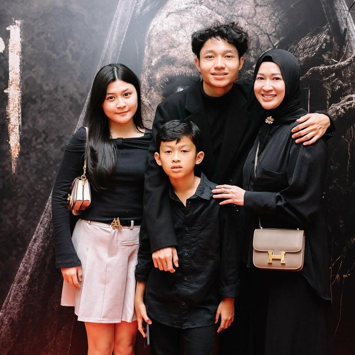 <p>Keisha yang kini menginjak usia 20 tahun diketahui mengikuti jejak ayah dan ibundanya dengan meniti karier di dunia hiburan. Bahkan, di usianya yang masih muda ini, ia telah memainkan beragam karakter dalam banyak film Tanah Air. (Foto: Instagram@okieagustina_)</p>