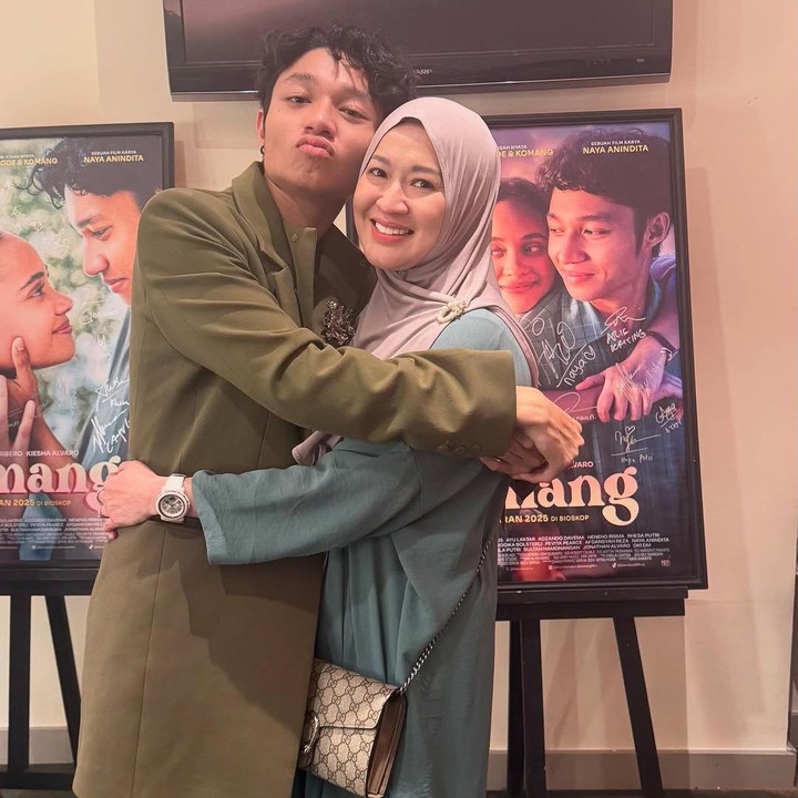 <p>Ia pun mengungkap perasaannya setelah menonton akting Keisha. “Ga pernah nangis kalau nonton film apapun, dan baru kali ini Bunda netesin air mata, haru, dan bangga, jadi satu. Kamu bisa meranin film ini dengan luar biasa.. seperti bukan lihat kakak, tapi perjuangan cinta <em>@raimlaode.”</em> (Foto: Instagram@okieagustina_)</p>