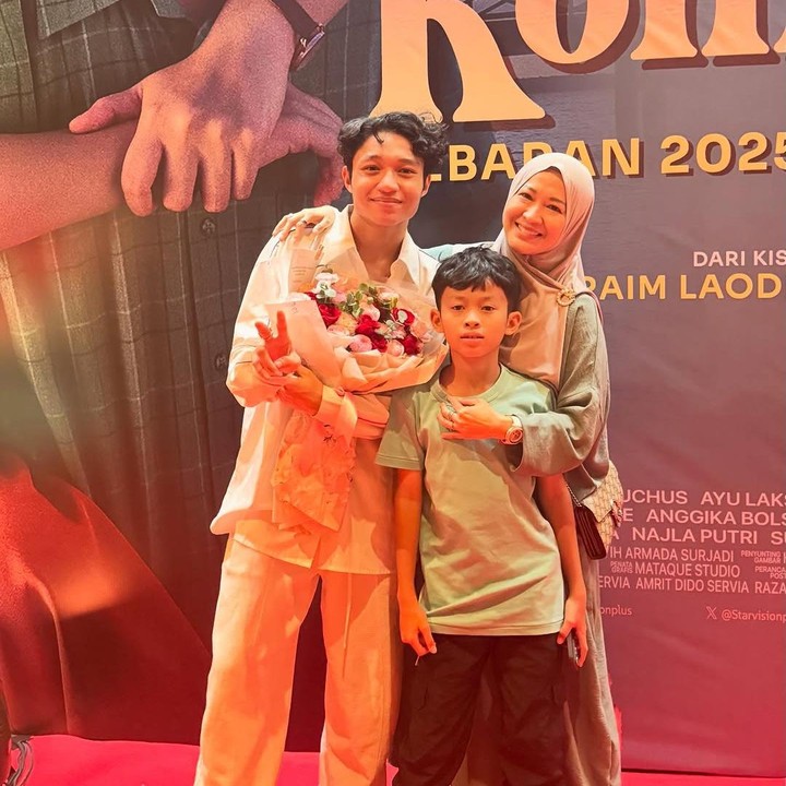 <p>Momen itu dibagikan langsung oleh Okie melalui foto yang diunggah di akun Instagram pribadinya. “Aku bangga padamu kk <em>@keisha.alvaro,”</em> tulis Okie, dikutip dari laman <em>Instagram@okieagustina_,</em> Senin (24/3/2025). (Foto: Instagram@okieagustina_)</p>