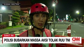 VIDEO: Polisi Bubarkan Massa Aksi Tolak RUU TNI di Surabaya