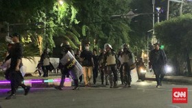 Polisi Pukul Mundur Massa Tolak UU TNI di Surabaya, Puluhan Ditangkap
