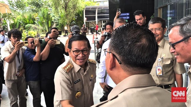JakCare Selamatkan Dua Orang yang Mau Bunuh Diri Pramono mengatakan layanan kesehatan yang disediakan Pemerintah Provinsi DKI Jakarta, JakCare, telah menyelamatkan dua orang yang mau bunuh diri.