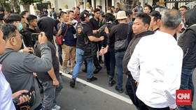 Aksi Tolak UU TNI di Surabaya Ricuh, Sejumlah Orang Ditangkap