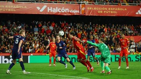 FOTO: Spanyol Depak Belanda dalam Laga Penuh Drama