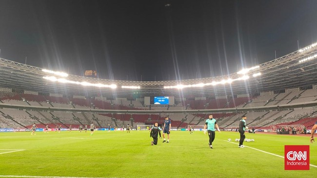 Kondisi rumput Stadion Utama Gelora Bung Karno, Senayan, Jakarta tampak baik menjelang laga Timnas Indonesia versus Bahrain.