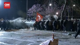 VIDEO: Rival Politik Presiden Erdogan Ditangkap, Turki Rusuh