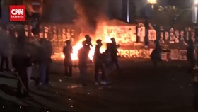 VIDEO: Momen Polisi-Mahasiswa Bentrok, Kota Malang Mencekam