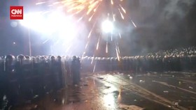 VIDEO: Turki 'Chaos', Pedemo Tembak Kembang Api ke Polisi