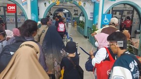 VIDEO: H-7 Lebaran, 25 Ribu Pemudik Padati Stasiun Senen
