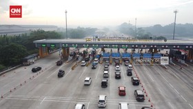 VIDEO: Antrean Mobil Pemudik Terlihat di Gerbang Tol CIkarang Utama