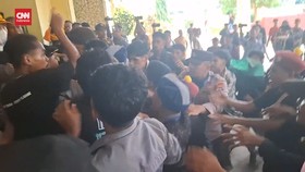 VIDEO: Demo Tolak UU TNI di NTT Ricuh, DPRD Pukuli Massa Aksi