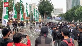 VIDEO: Momen Aksi Masyarakat Sipil Tolak UU TNI di Surabaya Memanas