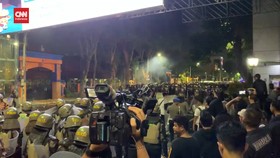 VIDEO: Detik-detik Polisi Bubarkan Aksi Tolak UU TNI di Surabaya