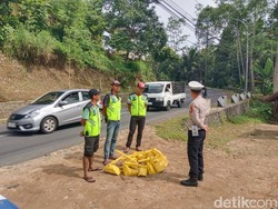 Pasukan Ganjal Ban Bersiaga di Tanjakan Bohong Tasikmalaya