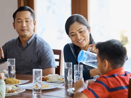 Kunci Jaga Kesehatan Keluarga saat Ramadhan, Berawal dari Pilih Galon Minum yang Tepat