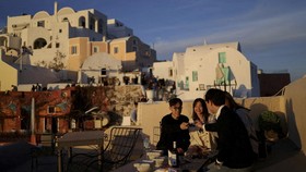 FOTO: Turis Kembali Padati Pulau Santorini Usai Diguncang Ribuan Gempa