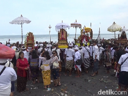 Umat Hindu Suku Tengger Gelar Upacara Melasti di Pantai Selatan Lumajang