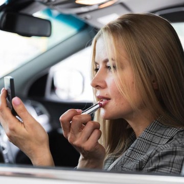7 Barang yang Tidak Boleh Kamu Tinggal di Mobil Saat Mudik, Lipstik Salah Satunya!
